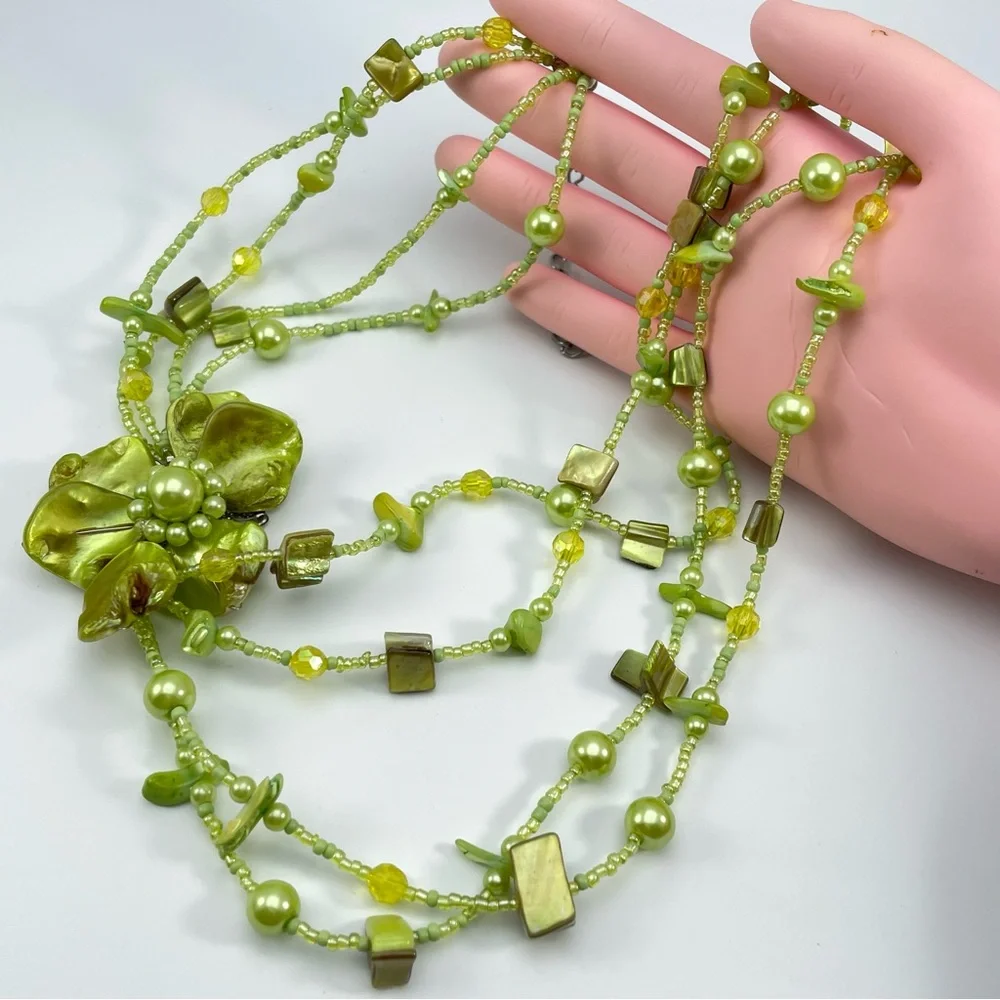 Beautiful Vintage Green Mother-of-Pearl Flower Statement Necklace Multi-Strand